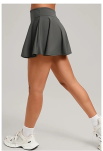 Detailansicht eines dunkelgrauen Tennisrock mit hoher Taille und A-Linien-Silhouette