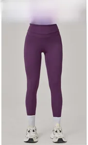 Vue détaillée du legging de yoga mauve à taille haute avec tissu de compression respirant