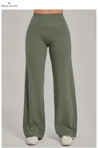 Gros plan d'un pantalon de yoga sarcelle à taille haute avec coupe large et tissu extensible