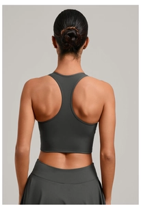 Détail du haut de yoga dos nageur avec design croisé et texture de tissu mat