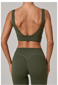 Vue détaillée du soutien-gorge de sport olive et du legging avec couture en V au dos