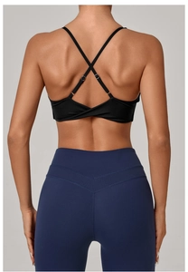 Detail of cross-back yoga bra and high-waist leggings with V-shaped lifting seam