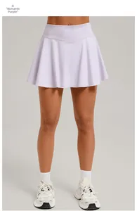 Detailansicht des lavendelfarbenen Tennisrocks mit hoher Taille für Yoga und Sport