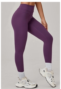 Détail du legging de yoga violet à taille haute avec coupe élastique de qualité