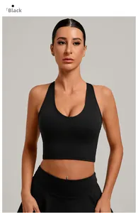 Détail du débardeur de yoga noir à col en U, coupe courte et tissu de sport extensible