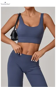 Détail d'un ensemble de yoga bleu granit à taille haute avec soutien-gorge et legging
