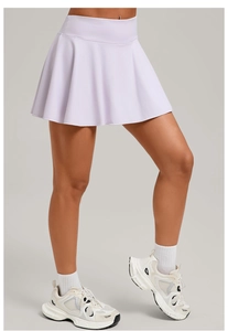 Detail des hellvioletten A-Linien-Tennisrockes mit hoher Taille und elastischem Stoff