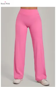 Détail du pantalon de yoga rose à jambes larges avec taille haute en tissu élastique