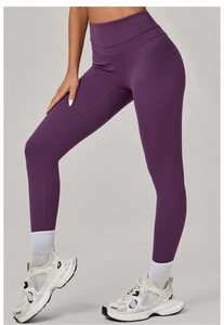 Détail du pantalon de yoga violet à taille haute avec coutures latérales et texture mate