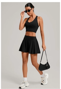 Ensemble de sport noir pour femme avec débardeur dos nageur et jupe plissée