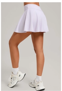 Seitenansicht des lila Tennisrock mit hoher Taille und funktioneller Stoffstruktur