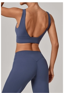 Détail du soutien-gorge de sport dos nageur et legging taille haute en bleu acier
