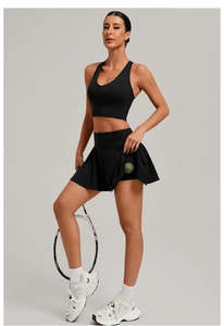Détail d'une jupe de tennis plissée noire avec poche intégrée pour balle de sport