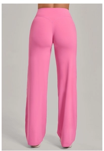 Détail du pantalon de yoga rose évasé à taille haute avec couture en V et effet lift