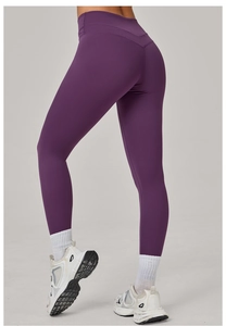 Détail macro du legging yoga violet taille haute avec couture en V pour effet galbant