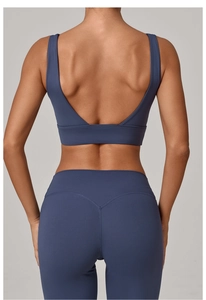 Vue détaillée du legging de yoga taille haute avec couture arrière en V bleu poussière