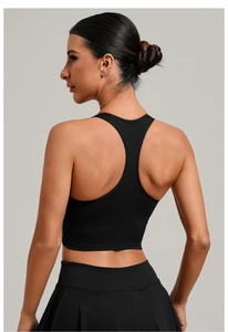 Détail du dos nageur d'un débardeur de sport noir extensible pour le yoga et le fitness