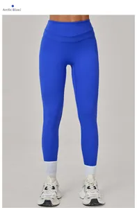 Vue détaillée du legging de yoga taille haute en bleu arctique avec effet galbant