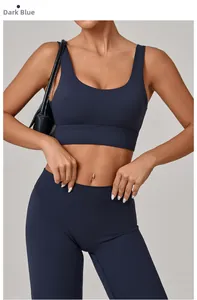 Détail de l'ensemble de yoga bleu marine avec brassière large et legging taille haute