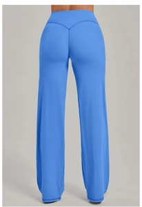 Détail du pantalon de yoga évasé bleu roi avec couture arrière en V mettant la silhouette