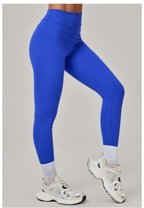 Détail du legging bleu sans couture à taille haute montrant la ceinture de compression
