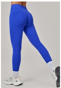Détail du legging de yoga taille haute bleu roi avec effet galbant pour le sport
