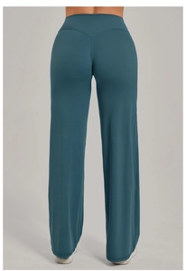 Détail de la taille haute et de la couture en V au dos du pantalon de yoga évasé