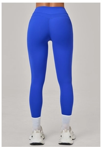 Détail du legging de yoga bleu électrique à taille haute avec design sculptant fessier