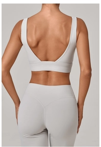 Détail du tissu respirant sur brassière de yoga à dos nageur avec ourlet large pour le sport