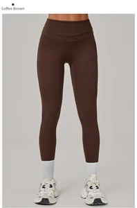 Détail du pantalon de yoga marron café à taille haute avec compression respirante