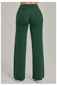 Détail du pantalon de yoga vert foncé à taille haute avec couture arrière en V