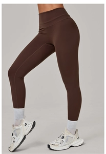 Détail du legging de fitness taille haute marron foncé avec texture élastique respirante