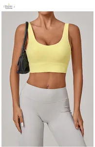 Détail du soutien-gorge de yoga jaune durian et du legging gris à taille haute