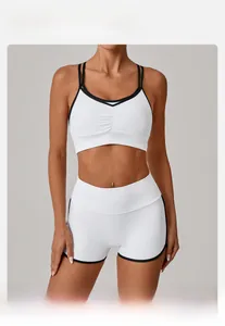Detailansicht weißer Sport-BH mit schwarzem Kontrastsaum und High-Waist Fitness-Shorts