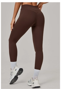 Détail du pantalon de yoga marron foncé taille haute avec couture en V pour l'effet galbant