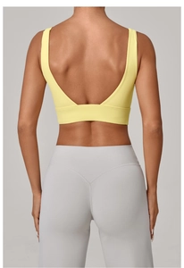 Vue détaillée du soutien-gorge de sport à dos nu en V et du legging de yoga taille haute