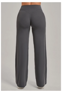 Détail du pantalon de yoga gris à taille haute avec couture en V pour un effet fessier galbé