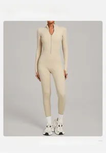 Détail d'une combinaison de yoga pour femme avec col montant et zip frontal beige