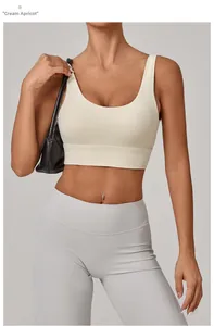 Détail d'un soutien-gorge de sport abricot crème avec col en U et larges bretelles élastiques