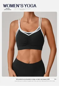 Détail du soutien-gorge de sport noir avec liseré blanc et design froncé devant
