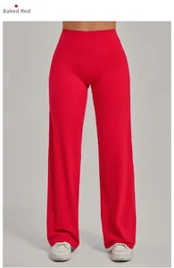 Détail du pantalon de yoga taille haute à jambes larges en couleur rouge cuit