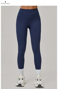 Détail de legging de fitness bleu minuit à taille haute avec texture mate et chaussettes