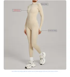 Détails du col montant zippé et des poignets passe-pouce sur le body de sport de yoga