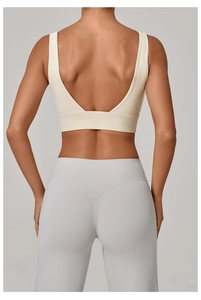 Détail du soutien-gorge de sport beige à bretelles larges et legging gris taille haute