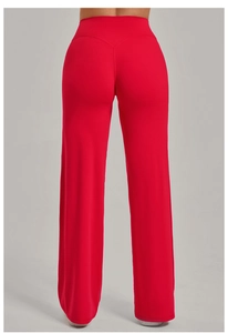 Détail macro du pantalon de yoga rouge taille haute montrant la couture arrière en forme de V