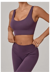 Gros plan sur la brassière de sport violette à large ourlet en tissu mat élastique