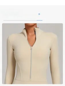 Détail d'un body de yoga beige à col montant zippé avec doublure polaire chaude