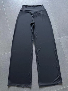 Pantalon de yoga noir à taille haute et jambe large avec texture mate sur carrelage