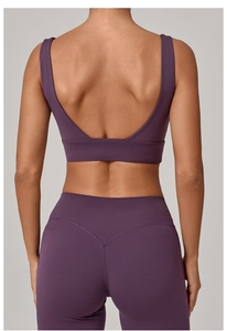 Détail du dos en U profond de cet ensemble de brassière de sport mauve sans couture