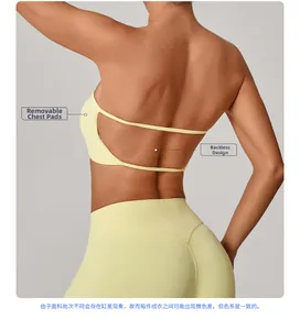 Dettaglio del top da yoga giallo con spalline doppie e imbottiture pettorali rimovibili